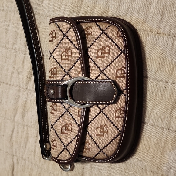 Dooney & Bourke wristlet - Picture 1 of 3